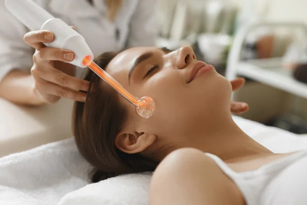 Dile adiós a la caída del cabello y al acné con la Terapia de Alta Frecuencia